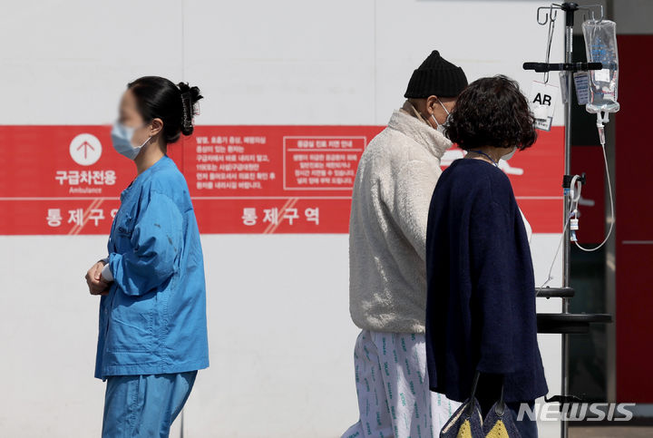 [서울=뉴시스] 김진아 기자 = 전공의들의 집단행동이 한 달째를 맞은 18일 서울의 한 대학병원에서 의료진과 환자들이 이동하고 있다. 전국 20개 의과대학 교수들로 구성된 비상대책위원회에 따르면 16개 대학 의대교수들은 오는 25일부터 집단 사직하기로 결정했다. 2024.03.18. bluesoda@newsis.com