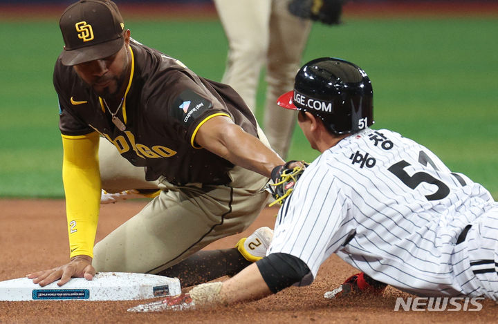 [서울=뉴시스] 김선웅 기자 = 18일 서울 구로구 고척스카이돔에서 열린 MLB 서울시리즈 샌디에이고 파드리스와 LG 트윈스의 연습경기, 4회말 LG 선두타자 홍창기가 안타를 날린 뒤 2루까지 달렸으나 태그아웃되고 있다. (공동취재) 2024.03.18. photo@newsis.com