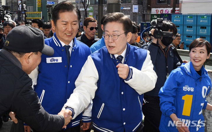 [서울=뉴시스] 고범준 기자 = 이재명 더불어민주당 상임공동선거대책위원장이 18일 서울 마포구 경의선숲길과 백범로 일대를 돌며 시민들에게 이지은(마포갑)·정청래(마포을) 후보의 지지를 호소하고 있다. (공동취재) 2024.03.18. photo@newsis.com