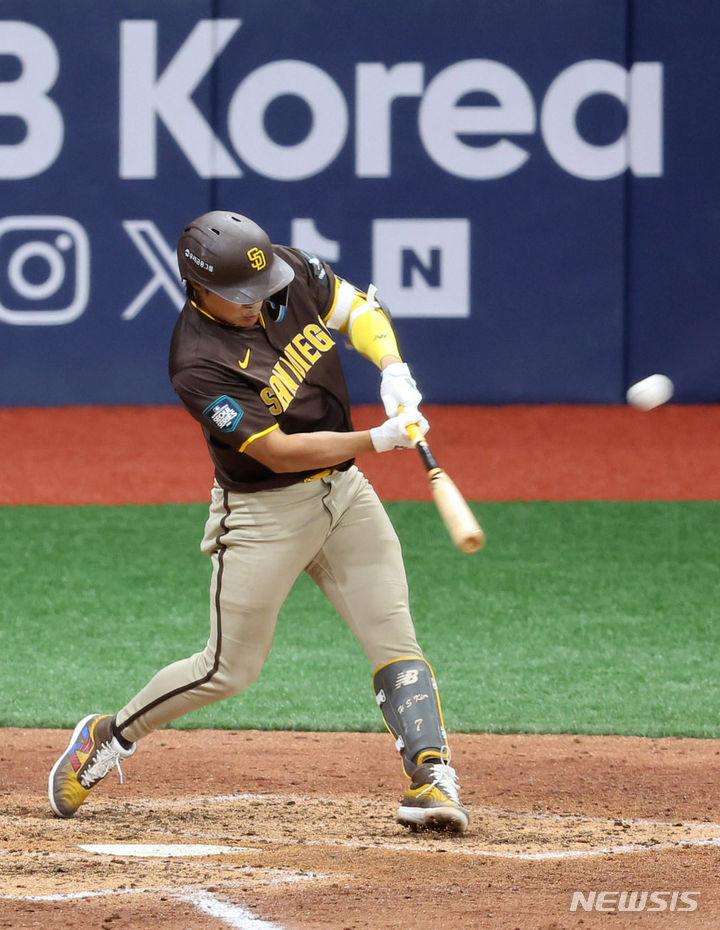 [서울=뉴시스] 김선웅 기자 = 18일 서울 구로구 고척스카이돔에서 열린 MLB 서울시리즈 샌디에이고 파드리스와 LG 트윈스의 연습경기, 6회초 샌디에이고 김하성이 투런 홈런을 날리고 있다. (공동취재) 2024.03.18. photo@newsis.com