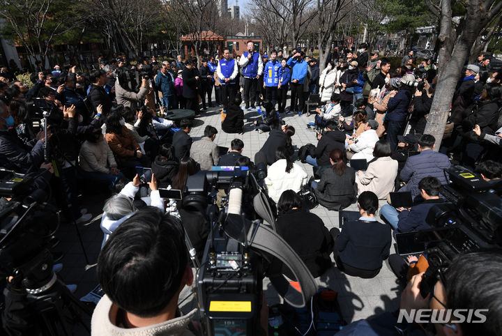 [서울=뉴시스] 고범준 기자 = 이재명 더불어민주당 상임공동선거대책위원장이 18일 서울 마포구 경의선숲길을 방문해 현장 기자회견을 하고 있다. (공동취재) 2024.03.18. photo@newsis.com
