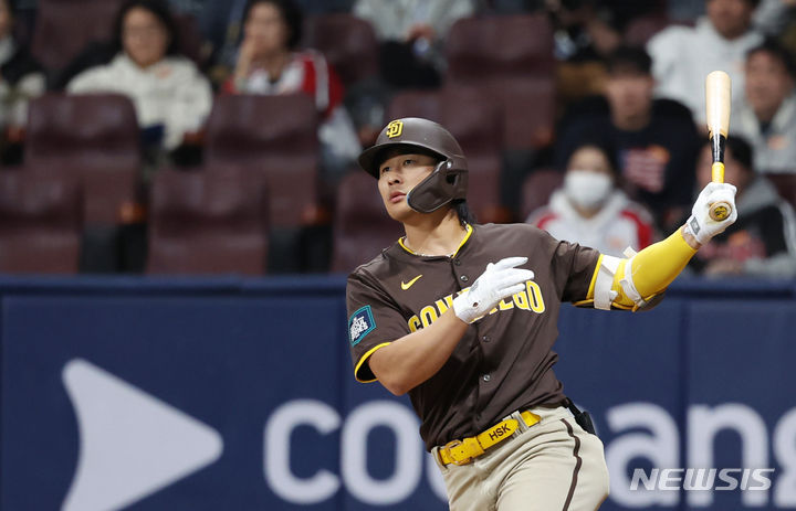 [서울=뉴시스] 김선웅 기자 = 18일 서울 구로구 고척스카이돔에서 열린 MLB 서울시리즈 샌디에이고 파드리스와 LG 트윈스의 연습경기, 6회초 샌디에이고 김하성이 투런 홈런을 날리고 있다. 2024.03.18. mangusta@newsis.com