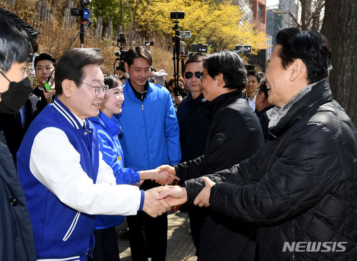 [서울=뉴시스] 고범준 기자 = 이재명 더불어민주당 상임공동선거대책위원장이 18일 서울 마포구 경의선숲길을 방문해 시민들과 인사를 나누고 있다. (공동취재) 2024.03.18. photo@newsis.com