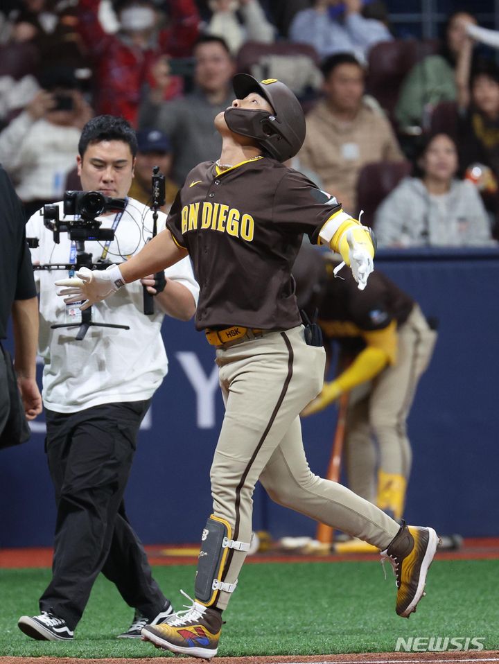 [서울=뉴시스] 김선웅 기자 = 18일 서울 구로구 고척스카이돔에서 열린 MLB 서울시리즈 샌디에이고 파드리스와 LG 트윈스의 연습경기, 6회초 샌디에이고 김하성이 투런 홈런을 친 뒤 홈인 하고 있다. (공동취재) 2024.03.18. photo@newsis.com