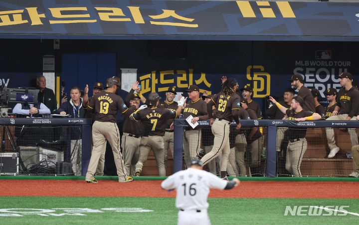 [서울=뉴시스] 김선웅 기자 = 18일 서울 구로구 고척스카이돔에서 열린 MLB 서울시리즈 샌디에이고 파드리스와 LG 트윈스의 연습경기, 6회초 샌디에이고 김하성이 투런 홈런을 날린 뒤 홈인해 동료들과 기뻐하고 있다. (공동취재) 2024.03.18. photo@newsis.com