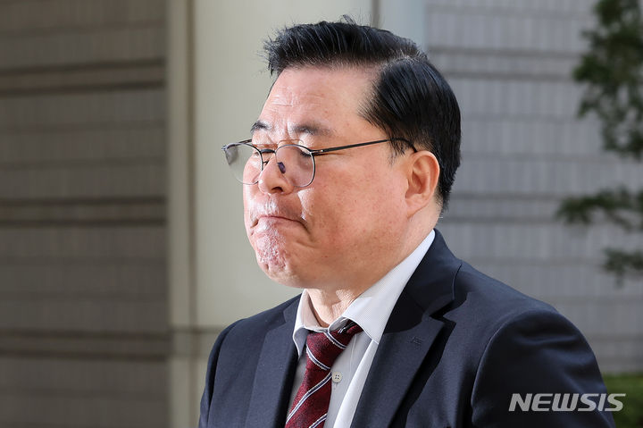[서울=뉴시스] 조성우 기자 = 유동규 전 성남도시개발공사 기획본부장이 18일 오후 서울 서초구 서울중앙지방법원에서 정치자금법 위반 등 혐의 공판준비기일 출석에 앞서 제22대 총선 인천 계양을 출마 포기 입장을 밝힌 뒤 이동하고 있다. 2024.03.18. xconfind@newsis.com