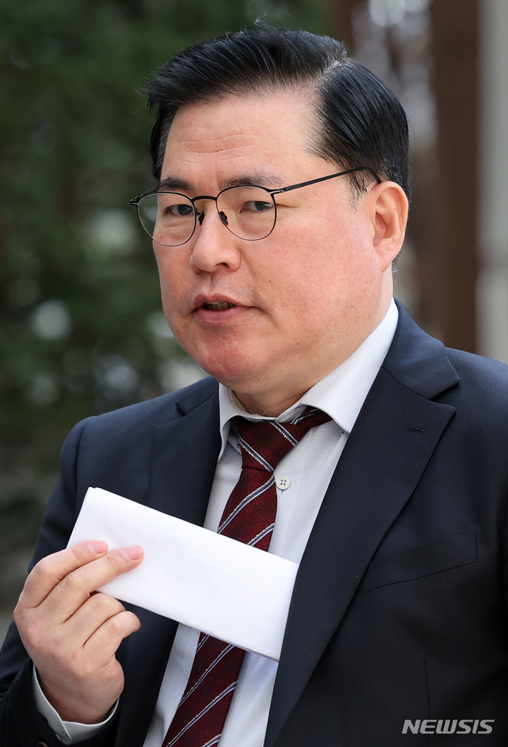 [서울=뉴시스] 조성우 기자 = 유동규 전 성남도시개발공사 기획본부장이 18일 오후 서울 서초구 서울중앙지방법원에서 정치자금법 위반 등 혐의 공판준비기일 출석에 앞서 제22대 총선 인천 계양을 출마 포기 입장을 밝히기 위해 입장문을 꺼내고 있다. 2024.03.18. xconfind@newsis.com