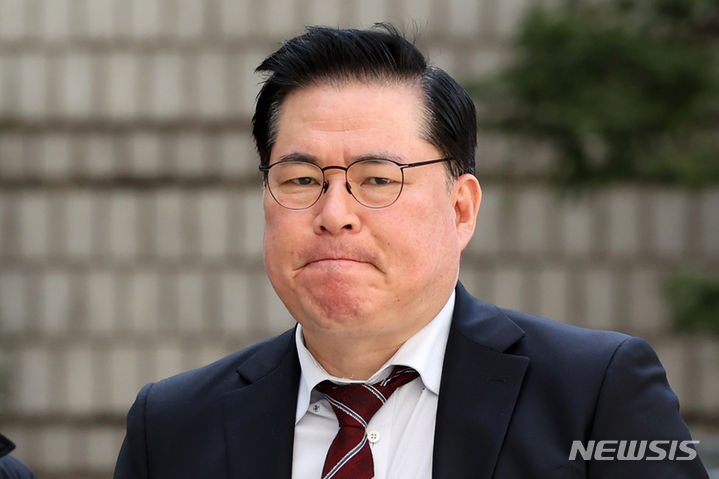 [서울=뉴시스] 조성우 기자 = 유동규 전 성남도시개발공사 기획본부장이 18일 오후 서울 서초구 서울중앙지방법원에서 열린 정치자금법 위반 등 혐의 공판준비기일에 출석하고 있다. 유 전 본부장은 공판 출석 전 제22대 총선 인천 계양을 출마 포기 입장을 밝혔다. 2024.03.18. xconfind@newsis.com