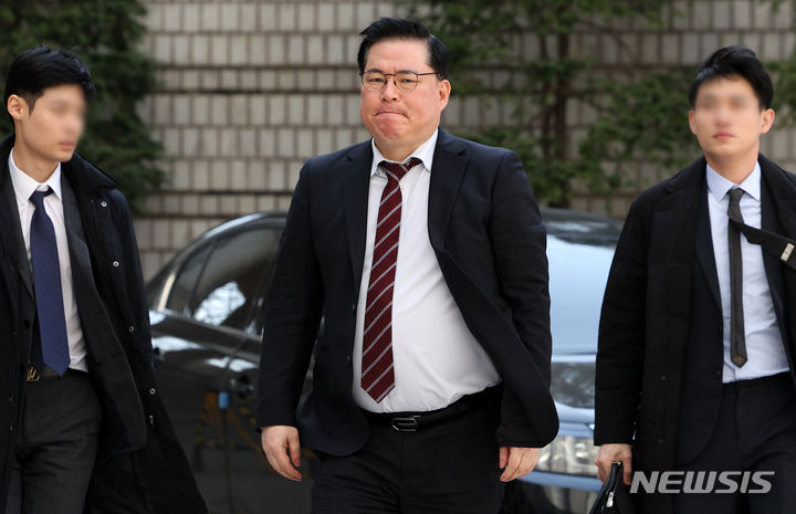 [서울=뉴시스] 조성우 기자 = 유동규 전 성남도시개발공사 기획본부장이 18일 오후 서울 서초구 서울중앙지방법원에서 열린 정치자금법 위반 등 혐의 공판준비기일에 출석하고 있다. 유 전 본부장은 공판 출석 전 제22대 총선 인천 계양을 출마 포기 입장을 밝혔다. 2024.03.18. xconfind@newsis.com