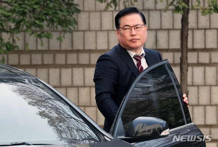 [서울=뉴시스] 조성우 기자 = 유동규 전 성남도시개발공사 기획본부장이 18일 오후 서울 서초구 서울중앙지방법원에서 열린 정치자금법 위반 등 혐의 공판준비기일 출석을 위해 차에서 내리고 있다. 유 전 본부장은 공판 출석 전 제22대 총선 인천 계양을 출마 포기 입장을 밝혔다. 2024.03.18. xconfind@newsis.com