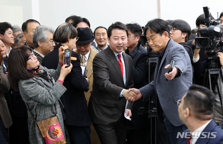 [부산=뉴시스] 하경민 기자 = 장예찬 국민의힘 전 청년최고위원이 18일 오후 부산 연제구 부산시의회에서 제22대 국회의원 선거 공천 최소 결정에 대한 입장을 밝히기 위해 기자회견장으로 입장하고 있다. 2024.03.18. yulnetphoto@newsis.com