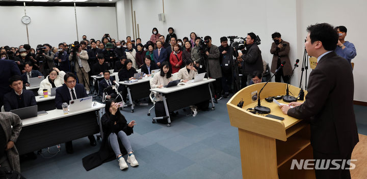 [부산=뉴시스] 하경민 기자 = 장예찬 국민의힘 전 청년최고위원이 18일 오후 부산 연제구 부산시의회에서 기자회견을 열어 제22대 국회의원 선거 공천 최소 결정에 대해 무소속으로 출마한다는 뜻을 밝히고 있다. 2024.03.18. yulnetphoto@newsis.com