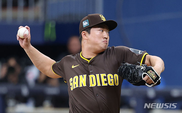 [서울=뉴시스] 김선웅 기자 = 18일 서울 구로구 고척스카이돔에서 열린 MLB 서울시리즈 샌디에이고 파드리스와 LG 트윈스의 연습경기, 9회말 샌디에이고 교체투수 고우석이 역투하고 있다. 2024.03.18. mangusta@newsis.com