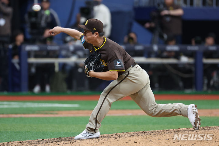[서울=뉴시스] 김선웅 기자 = 18일 서울 구로구 고척스카이돔에서 열린 MLB 서울시리즈 샌디에이고 파드리스와 LG 트윈스의 연습경기, 9회말 샌디에이고 교체투수 고우석이 역투하고 있다. (공동취재) 2024.03.18. photo@newsis.com
