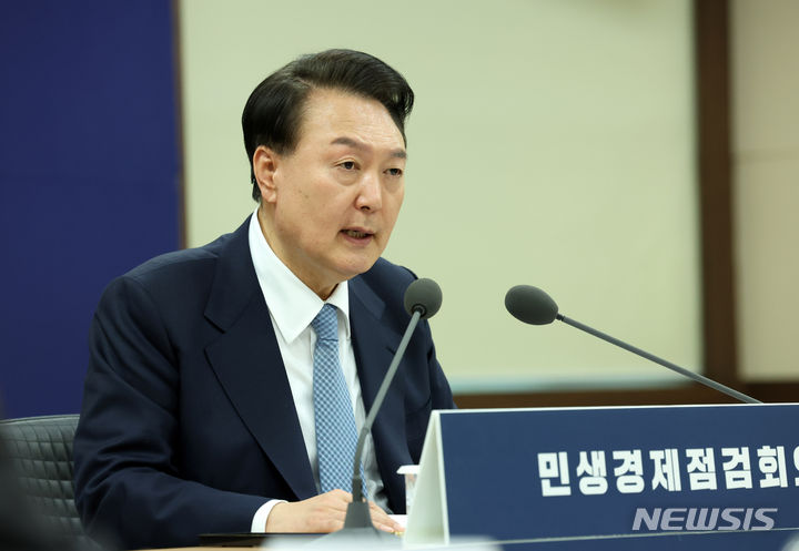 [서울=뉴시스] 조수정 기자 = 윤석열 대통령이 18일 서울 서초구 농협유통 인재개발원에서 열린 민생경제점검회의에서 발언하고 있다. 2024.03.18. chocrystal@newsis.com