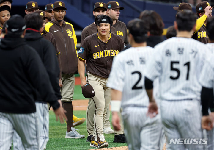 [서울=뉴시스] 김선웅 기자 = 18일 서울 고척스카이돔에서 미국프로야구(MLB) 공식 개막시리즈를 앞두고 열린 LG 트윈스와 샌디에이고 파드리스의 스페셜 경기를 마친 김하성이 LG 선수단을 향해 인사하고 있다. (공동취재) 2024.03.18. photo@newsis.com