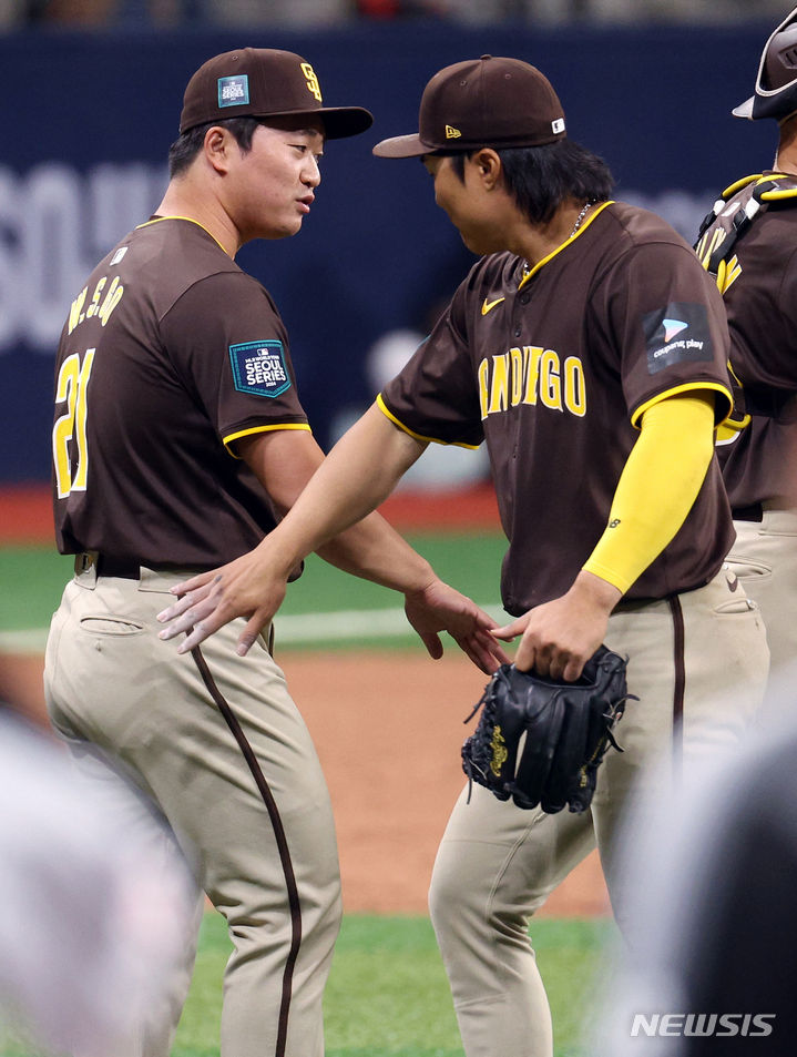 [서울=뉴시스] 김선웅 기자 = 18일 서울 구로구 고척스카이돔에서 열린 MLB 서울시리즈 샌디에이고와 LG 트윈스의 연습 경기, 5:4로 승리를 거둔 샌디에이고 김하성과 고우석이 하이파이브를 하고 있다. (공동취재) 2024.03.18. photo@newsis.com