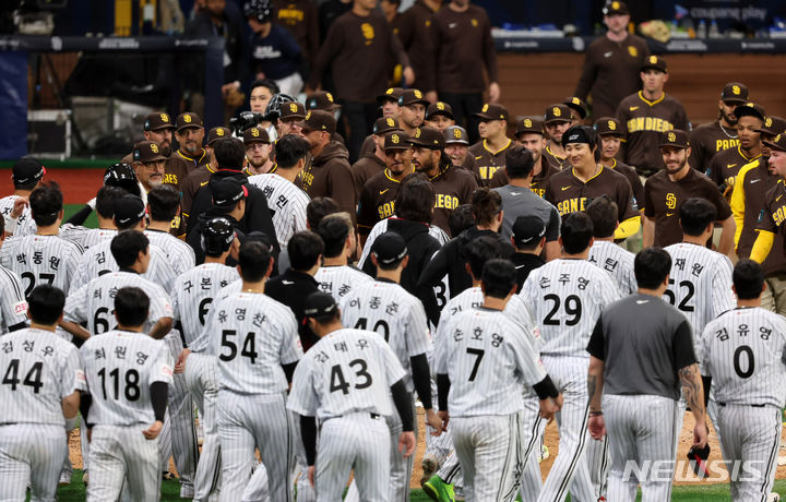 [서울=뉴시스] 김선웅 기자 = 18일 서울 구로구 고척스카이돔에서 열린 MLB 서울시리즈 샌디에이고와 LG 트윈스의 연습 경기, 5:4 SD의 승리로 경기를 마무리한 양팀 선수들이 인사를 나누고 있다. (공동취재) 2024.03.18. photo@newsis.com