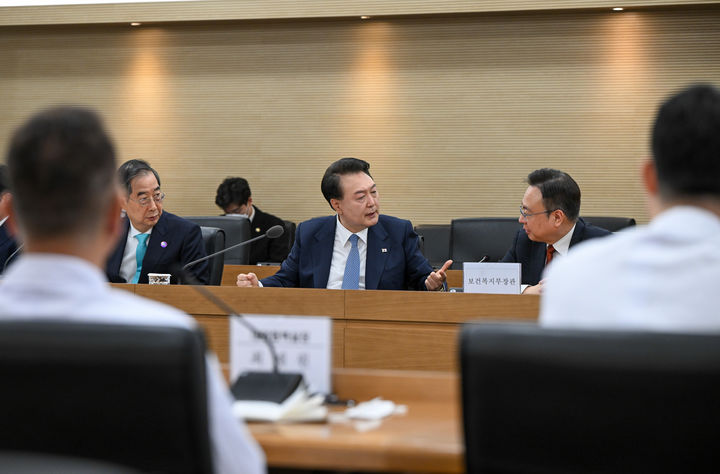 [서울=뉴시스] 윤석열 대통령이 18일 서울 송파구 서울아산병원 어린이병원을 방문해 박승일 병원장 등 관계자들과 간담회를 하고 있다. (사진=대통령실 제공) 2024.03.18. photo@newsis.com *재판매 및 DB 금지