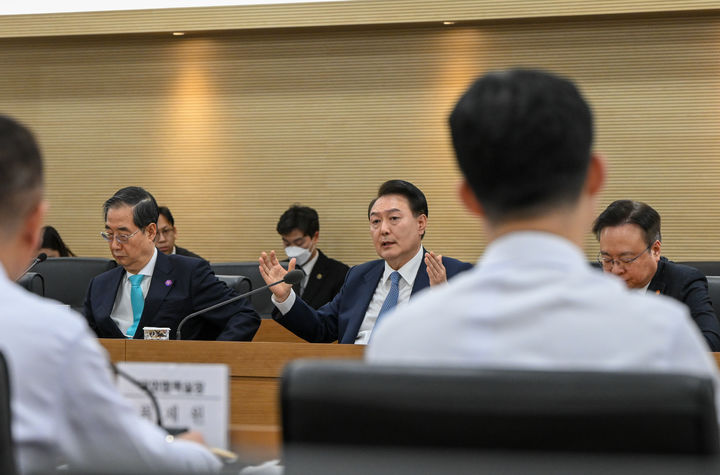 [서울=뉴시스] 윤석열 대통령이 18일 서울 송파구 서울아산병원 어린이병원을 방문해 박승일 병원장 등 관계자들과 간담회를 하고 있다. (사진=대통령실 제공) 2024.03.18. photo@newsis.com *재판매 및 DB 금지