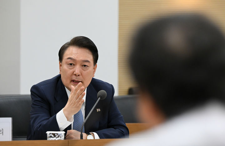 [서울=뉴시스] 윤석열 대통령이 18일 서울 송파구 서울아산병원 어린이병원을 방문해 박승일 병원장 등 관계자들과 간담회를 하고 있다. (사진=대통령실 제공) 2024.03.18. photo@newsis.com *재판매 및 DB 금지