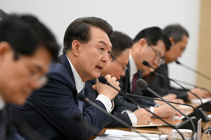 [서울=뉴시스] 윤석열 대통령이 18일 서울 송파구 서울아산병원 어린이병원을 방문해 박승일 병원장 등 관계자들과 간담회를 하고 있다. (사진=대통령실 제공) 2024.03.18. photo@newsis.com *재판매 및 DB 금지