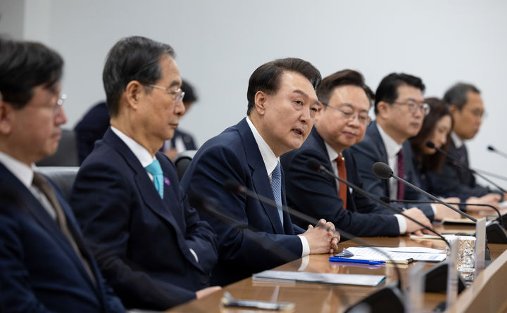 [서울=뉴시스] 윤석열 대통령이 18일 서울 송파구 서울아산병원 어린이병원을 방문해 박승일 병원장 등 관계자들과 간담회를 하고 있다. (사진=대통령실 제공) 2024.03.18. photo@newsis.com *재판매 및 DB 금지