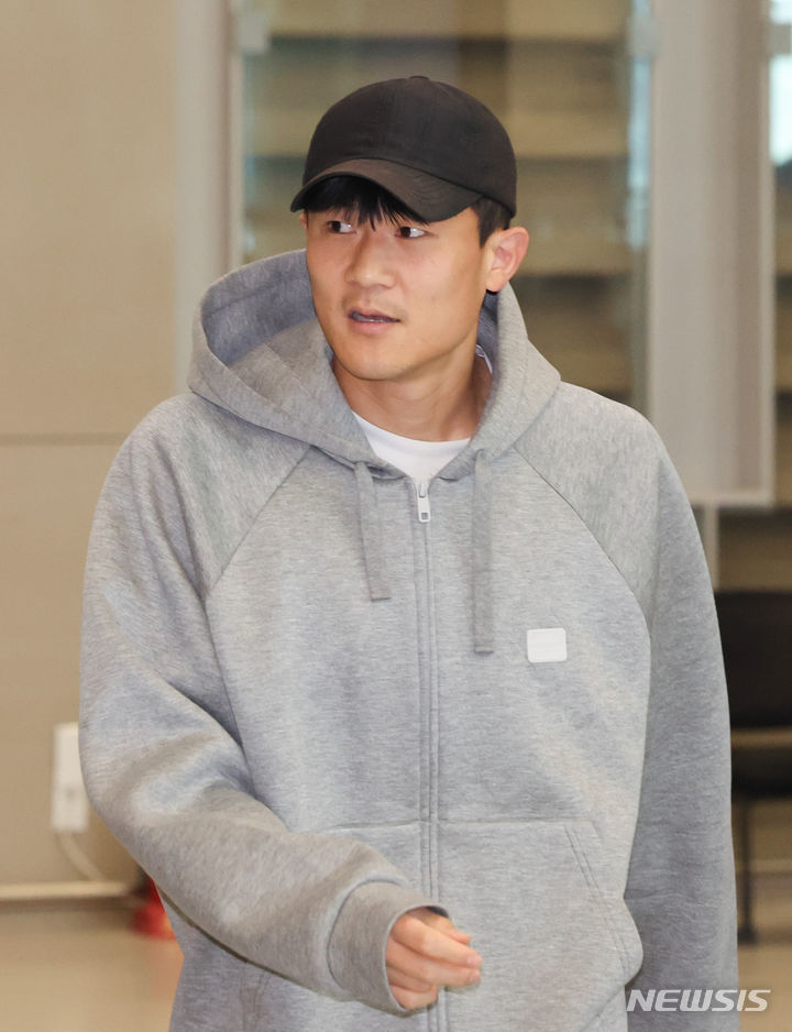 [인천공항=뉴시스] 황준선 기자 = 대한민국 축구 국가대표팀 김민재가 18일 오후 인천국제공항 2터미널을 통해 입국하고 있다. 대한민국 축구 국가대표팀은 오는 21일 서울월드컵경기장에서 태국과 2026 국제축구연맹(FIFA) 북중미월드컵 아시아지역 2차 예선전을 치른다. 2024.03.18. hwang@newsis.com