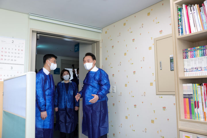 [서울=뉴시스] 윤석열 대통령이 18일 서울 송파구 서울아산병원 어린이병원을 방문해 소아혈액종양병동 내 병원학교를 둘러보고 있다. (사진=대통령실 제공) 2024.03.18. photo@newsis.com *재판매 및 DB 금지