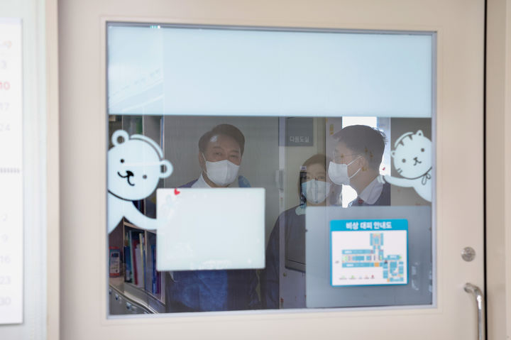 [서울=뉴시스] 윤석열 대통령이 18일 서울 송파구 서울아산병원 어린이병원을 방문해 소아혈액종양병동 내 병원학교를 둘러보고 있다. (사진=대통령실 제공) 2024.03.18. photo@newsis.com *재판매 및 DB 금지