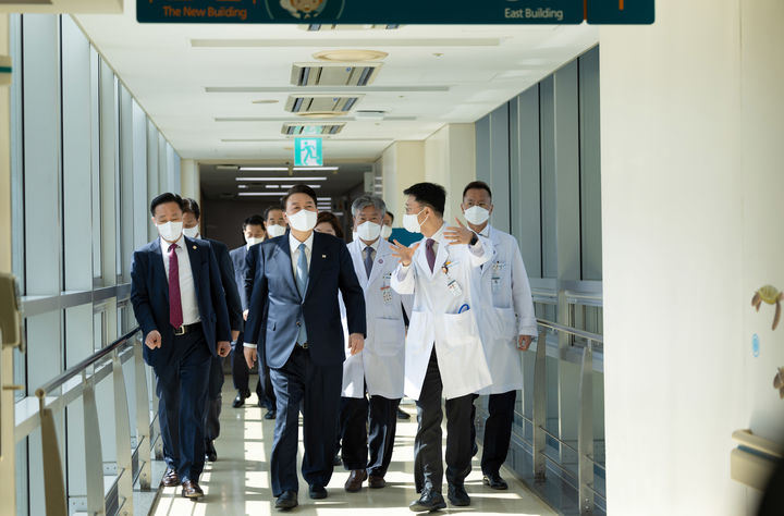 [서울=뉴시스] 윤석열 대통령이 18일 서울 송파구 서울아산병원 어린이병원을 방문하고 있다. (사진=대통령실 제공) 2024.03.18. photo@newsis.com *재판매 및 DB 금지