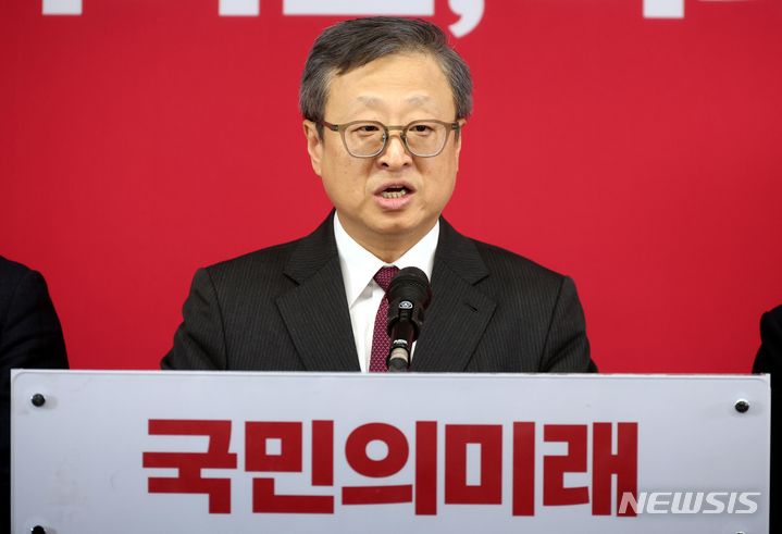 [서울=뉴시스] 조성봉 기자= 유일준 국민의미래 공천관리위원장이 18일 오후 서울 여의도 국민의미래 당사에서 제22대 비례대표 국회의원선거 후보자 순번 발표를 하고 있다. 2024.03.18. suncho21@newsis.com