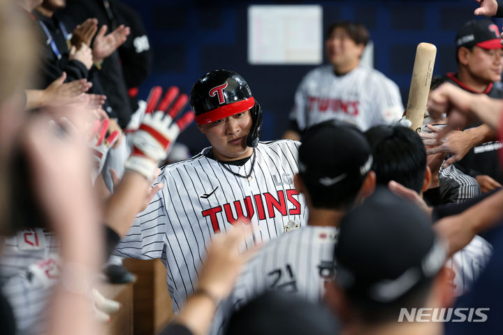 [서울=뉴시스] 김선웅 기자 = 18일 서울 고척스카이돔에서 미국프로야구(MLB) 공식 개막시리즈를 앞두고 열린 LG 트윈스와 샌디에이고 파드리스의 스페셜 경기에서 9회말 LG 이재원이 샌디에이고 고우석에게 투런 홈런을 때린 뒤 더그아웃으로 들어와 동료들과 하이파이브를 나누고 있다. (공동취재) 2024.03.18. photo@newsis.com