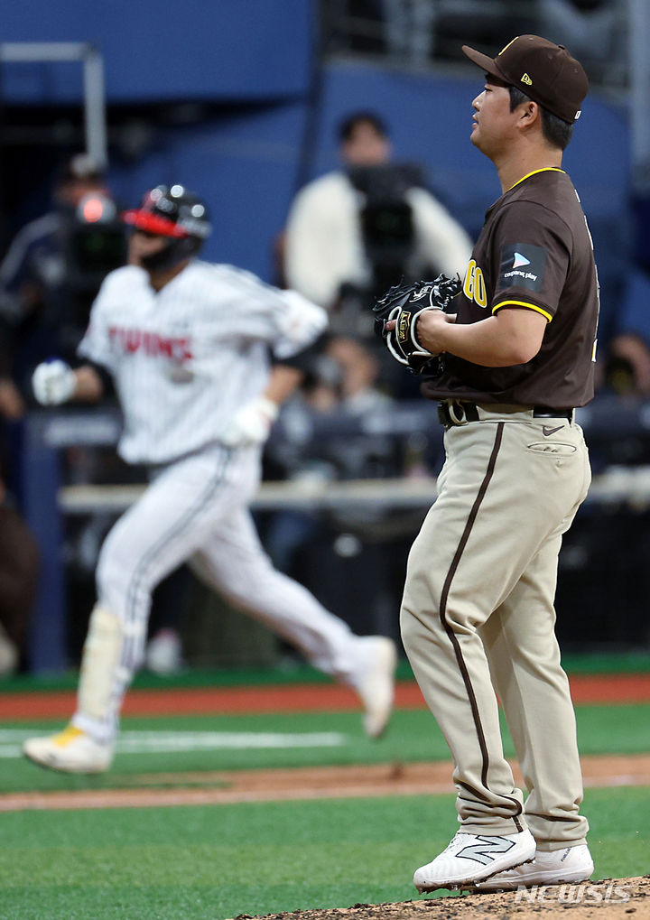 [서울=뉴시스] 김선웅 기자 = 18일 서울 고척스카이돔에서 미국프로야구(MLB) 공식 개막시리즈를 앞두고 열린 LG 트윈스와 샌디에이고 파드리스의 스페셜 경기에서 9회말 샌디에이고 고우석이 LG 이재원에게 투런 홈런을 허용한 후 아쉬워하고 있다. (공동취재) 2024.03.18. photo@newsis.com