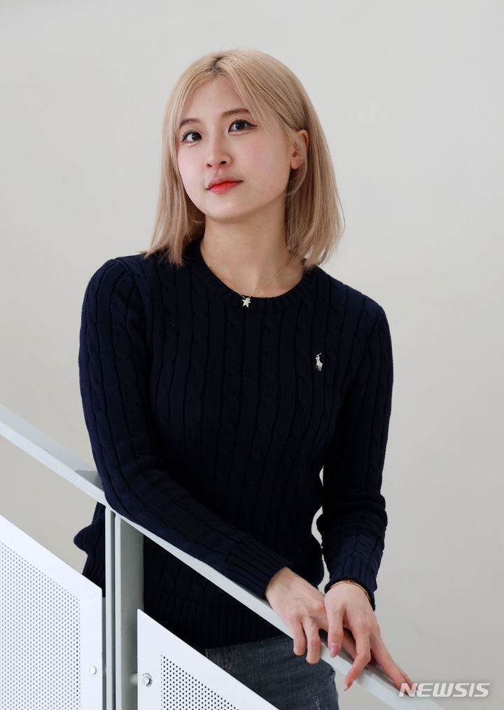 [서울=뉴시스] 홍효식 기자 = BJ 겸 유튜버 양팡이 지난 18일 서울 시내 한 카페에서 뉴시스와 인터뷰에 앞서 포즈를 취하고 있다. 2024.03.22. yesphoto@newsis.com