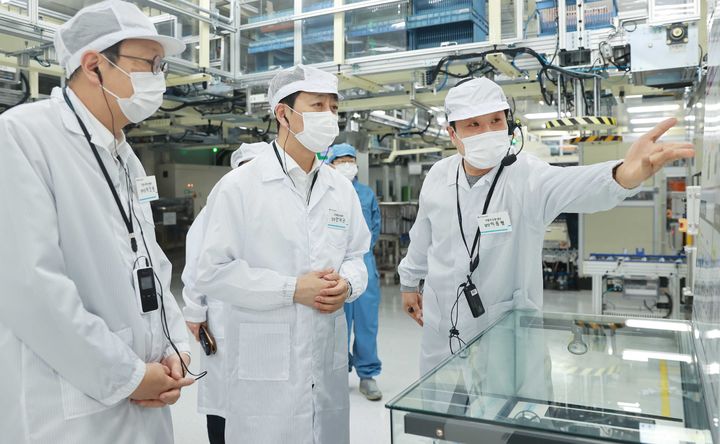 [서울=뉴시스] 안덕근 산업통상자원부 장관이 18일 충북 청주 LG에너지솔루션 오창 에너지플랜트에서 열린 이차전지 수출현장 점검회의에 앞서 자동차 파우치형 배터리 생산라인 현장을 둘러보고 있다. (사진=산업통상자원부 제공) 2024.03.18. photo@newsis.com *재판매 및 DB 금지