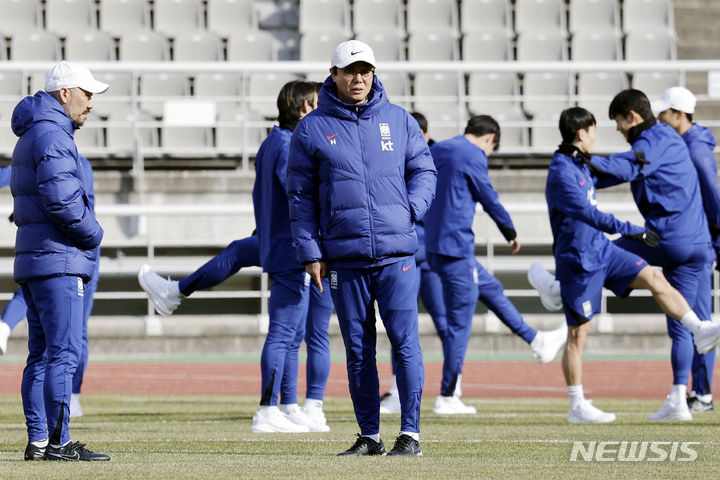[고양=뉴시스] 최동준 기자 = 축구대표팀 황선홍 임시 감독이 18일 경기 고양종합운동장에서 2026 북중미 월드컵 아시아 2차 예선 태국과의 2연전에 대비한 훈련을 지켜보고 있다. 2024.03.18. photocdj@newsis.com