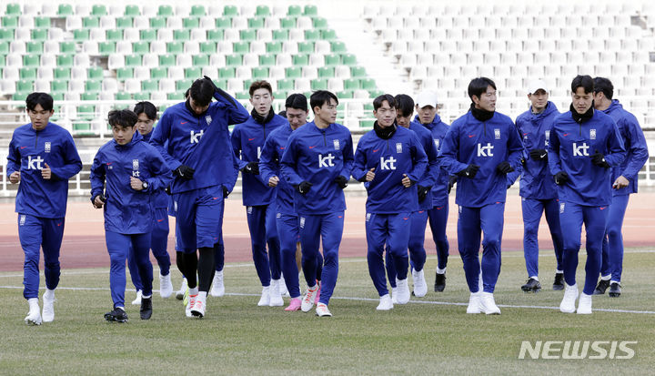 [고양=뉴시스] 최동준 기자 = 축구대표팀 선수들이 18일 경기 고양종합운동장에서 2026 북중미 월드컵 아시아 2차 예선 태국과의 2연전에 대비한 훈련을 하고 있다. 2024.03.18. photocdj@newsis.com
