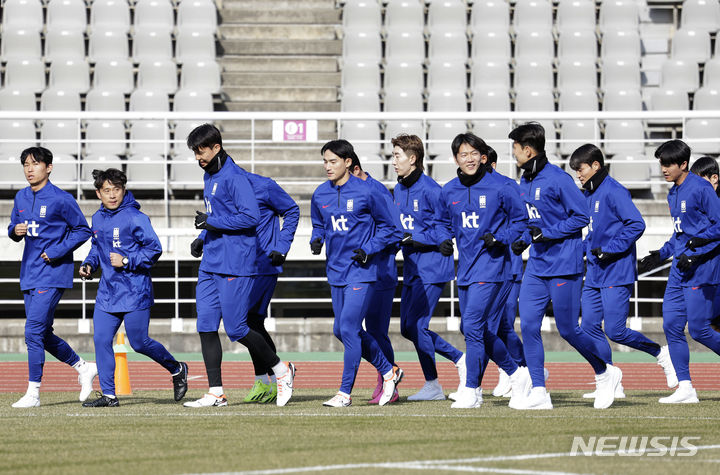 [고양=뉴시스] 최동준 기자 = 축구대표팀 선수들이 18일 경기 고양종합운동장에서 2026 북중미 월드컵 아시아 2차 예선 태국과의 2연전에 대비한 훈련을 하고 있다. 2024.03.18. photocdj@newsis.com