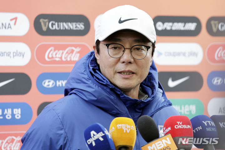 [고양=뉴시스] 최동준 기자 = 축구대표팀 황선홍 임시 감독이 18일 경기 고양종합운동장에서 2026 북중미 월드컵 아시아 2차 예선 태국과의 2연전에 대비한 훈련을 앞두고 취재진 질문에 답변하고 있다. 2024.03.18. photocdj@newsis.com