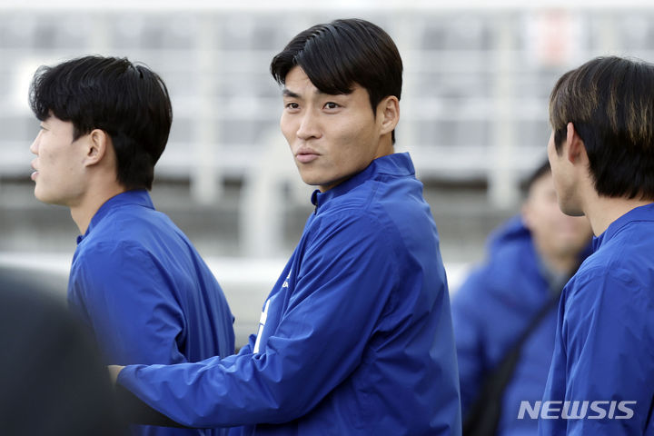 [고양=뉴시스] 최동준 기자 = 축구대표팀에 처음 선발된 주민규(가운데)가 18일 경기 고양종합운동장에서 2026 북중미 월드컵 아시아 2차 예선 태국과의 2연전에 대비한 훈련을 하기 위해 그라운드로 나오고 있다. 2024.03.18. photocdj@newsis.com