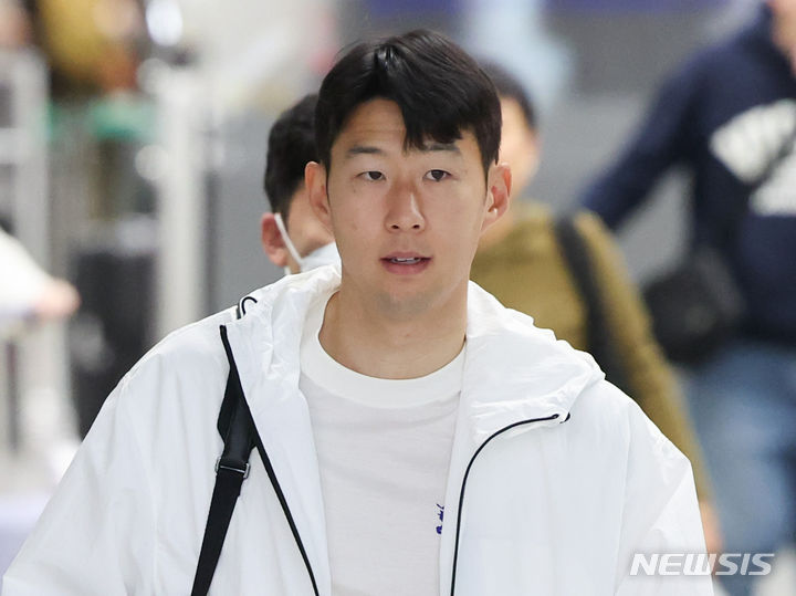 [인천공항=뉴시스] 황준선 기자 = 대한민국 축구 국가대표팀 주장 손흥민이 18일 오후 인천국제공항 2터미널을 통해 입국하고 있다. 손흥민을 비롯한 축구 국가대표팀은 오는 21일 서울월드컵경기장에서 태국과 2026 국제축구연맹(FIFA) 북중미월드컵 아시아지역 2차 예선전을 치른다. 2024.03.18. hwang@newsis.com