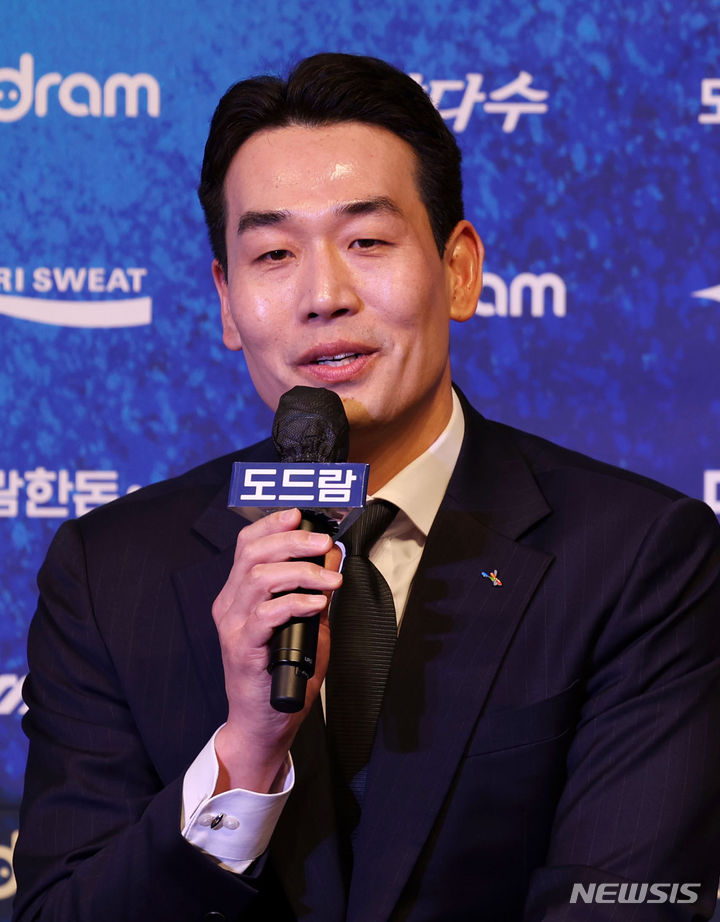 [서울=뉴시스] 홍효식 기자= 18일 서울 강남구 호텔 리베라 청담에서 열린 2023-2024 프로배구 V-리그 포스트시즌 미디어데이에서 정관장 고희진 감독이 소감을 밝히고 있다. 2024.03.18. yesphoto@newsis.com