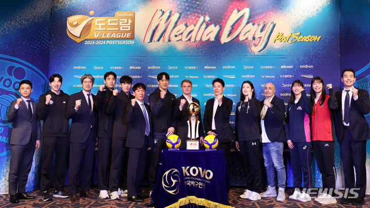 [서울=뉴시스] 홍효식 기자= 18일 서울 강남구 호텔 리베라 청담에서 열린 2023-2024 프로배구 V-리그 포스트시즌 미디어데이에서 남자부·여자부가 단체 기념촬영을 하고 있다. 왼쪽부터 남자부 현대캐피탈 진순기 감독대행, 허수봉 선수, OK금융그룹 오기노 마사지 감독, 차지환 선수, 우리카드 김지한 선수, 신영철 감독, 대한항공 토미 틸리카이넨 감독, 임동혁 선수, 여자부 현대건설 강성형 감독, 이다현 선수, 흥국생명 마르첼로 아본단자 감독, 이주아 선수, 정관장 정호영 선수, 고희진 감독. 2024.03.18. yesphoto@newsis.com