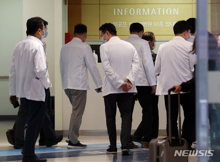 [서울=뉴시스] 김명년 기자 = 서울대 의대 교수들이 18일 오후 서울 종로구 서울대학교 어린이병원에서 사직서 제출 시기 논의를 위한 총회를 마치고 이동하고 있다. 2024.03.18. kmn@newsis.com