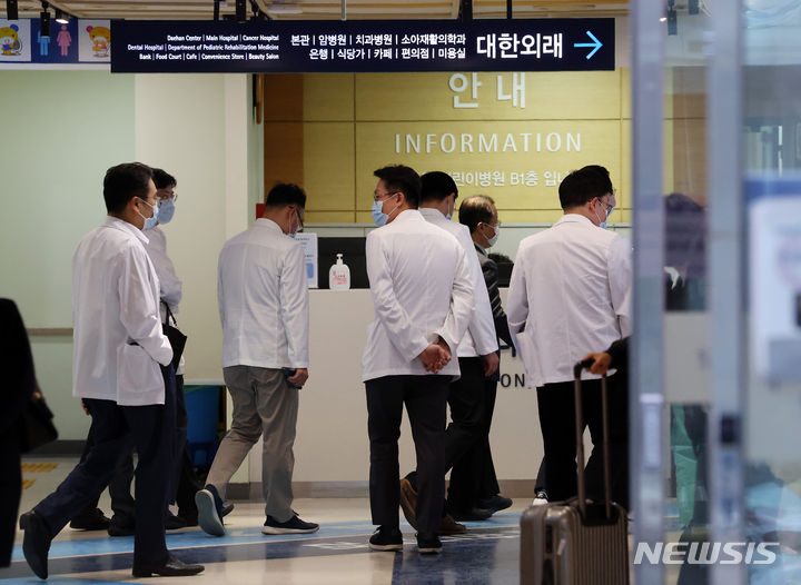 [서울=뉴시스] 김명년 기자 = 서울대 의대 교수들이 지난 18일 오후 서울 종로구 서울대학교 어린이병원에서 사직서 제출 시기 논의를 위한 총회를 마치고 이동하고 있다. 2024.03.18. kmn@newsis.com