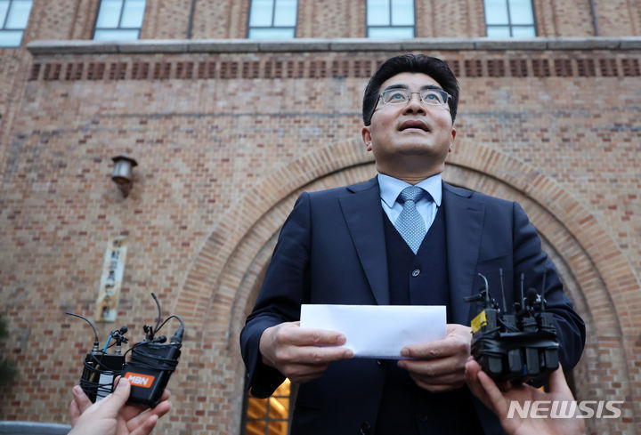 [서울=뉴시스] 김명년 기자 = 방재승 서울대 의대 교수협의회 비대위원장이 지난 18일 오후 서울 종로구 서울대학교 연건캠퍼스의과대학 앞에서 사직서 제출 시기 논의를 위한 총회 결과를 브리핑하고 있는 모습. 2024.03.18. kmn@newsis.com