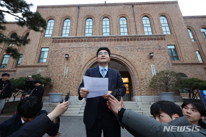 [서울=뉴시스] 김명년 기자 = 방재승 서울대 의대 교수협의회 비대위원장이 지난 18일 오후 서울 종로구 서울대학교 연건캠퍼스의과대학 앞에서 사직서 제출 시기 논의를 위한 총회 결과를 브리핑하고 있는 모습. 2024.03.18. kmn@newsis.com