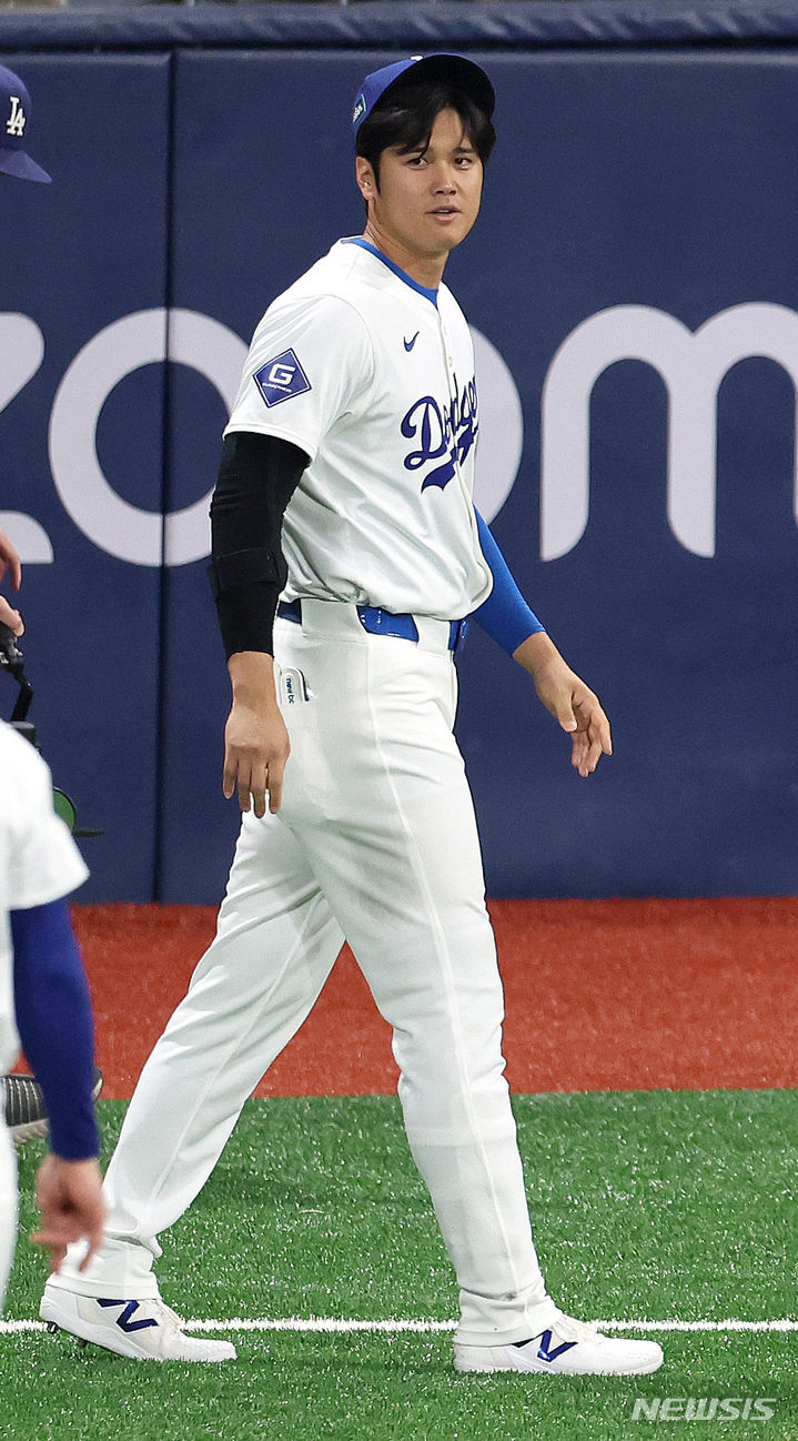 [서울=뉴시스] 김선웅 기자 = LA 다저스 오타니 쇼헤이가 18일 서울 구로구 고척스카이돔에서 MLB 서울시리즈 개막전을 앞두고 열린 팀 코리아와 LA 다저스의 스페셜 경기 시작 전 몸을 풀고 있다. 2024.03.18. mangusta@newsis.com