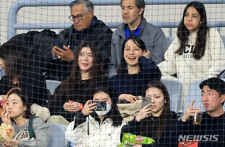 [서울=뉴시스] 김선웅 기자 = 18일 오후 서울 고척스카이돔에서 미국프로야구(MLB) 공식 개막시리즈를 앞두고 열린 로스앤젤레스(LA) 다저스 대 팀 코리아와의 연습 경기에서 다저스 오타니 쇼헤이의 아내 다나카 마미코가 관전하고 있다. (공동취재) 2024.03.18. photo@newsis.com